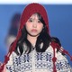 “カジサック長女”梶原叶渚「TGC北九州」初登場 ミニ丈で美脚披露・真っ赤なバブーシュカで鮮やか【TGC北九州2025】 画像