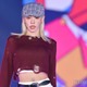 とうあ、美腹筋×へそピのぞくショート丈ニット姿 ハンチング帽で大人っぽさ演出【ガルアワ2025AW】 画像