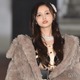 乃木坂46井上和、スリットから脚チラリ ファーコート着こなす【ガルアワ2025AW】 画像