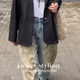 「ミドル丈ジャケット」の大人カジュアルな着こなし。×タイダイデニムの真逆アイテムが新鮮【40代の毎日コーデ】 画像