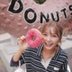 宇野実彩子、顔より大きい！？ドーナツを持った笑顔SHOTにファン悶絶「可愛さが爆発」「めっちゃ小顔」 画像