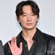 綾野剛、ステージ上で汗止まらず 撮影中も汗操る「質も変えられる」【愚か者の⾝分】 画像