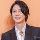 山下智久「親戚みたいな関係」人気俳優とのプライベート2ショットに反響「オンモードとのギャップがすごい」「大好きな2人」 画像