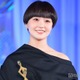奈緒、アシンメトリードレスから美肩輝く「東京サラダボウル」で主演女優賞受賞【東京ドラマアウォード2025】 画像