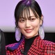 山下美月、美脚のぞくピンクコート姿のパリオフショット公開「お人形さんみたい」「絵になる」絶賛の声続々 画像