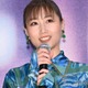 大塚愛、カラータイツ×厚底からスラリ美脚「おしゃれ上級者」「絵になる」と反響 画像