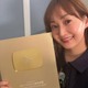 藤本美貴、YouTube100万人記念“金の盾”を持った笑顔SHOTに反響「すごい！！」「肌もツヤッツヤ」 画像