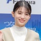 出口夏希、ビッグカーディガンから美脚スラリ「遠目から分かるスタイルの良さ」「華奢で可愛い」の声 画像