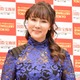 浅野ゆう子、イケメン夫顔出し 寄り添い2ショットが話題「イケメンでスタイルいい」「美男美女」 画像