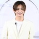 Hey! Say! JUMP山田涼介、羽舞う扉から登場 “得意分野”で撮影1発OK「アイドルとして結構羽吹かせてもらっていたので」 画像