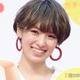 南明奈、ショーパン衣装で美脚際立つ「まっすぐで綺麗」「雰囲気変わって素敵」の声 画像