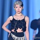 渡辺美優紀、美ウエスト際立つモードな装い 青アイシャドウがお似合い【IDOL RUNWAY COLLECTION 2026】 画像