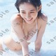 乃木坂46川崎桜、海の中で横たわる白ビキニショット 1st写真集封入ポストカード第4弾公開【エチュード】 画像