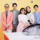 永作博美主演ドラマイベントで“異例”マグロ解体ショー 松山ケンイチ絶賛「肌艶も申し分ない」【時すでにおスシ！？】 画像