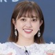 菊地亜美「私の仕事中に」ヘアメイクしてもらった5歳長女の姿公開「いろんなポーズが上手」「お洋服も髪型も似合ってる」と反響 画像