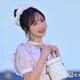 AKB48小栗有以、胸元リボンがキュートな華やかワンピ着こなし お団子ヘア×シュシュで甘さ全開【ガルアワ2026SS】 画像