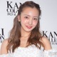 板野友美、美脚際立つ春のミニスカ×パーカーコーデ公開にファン悶絶「スタイル完璧」「コーデ真似したい」 画像