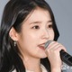 IU、ミニワンピ×黒タイツで美脚スラリ「21世紀の大君夫人」オフショットに反響「さすがの着こなし」「シルエットが美しい」 画像