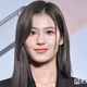 TWICEサナ、アメスリから美肩際立つ「ラインが綺麗すぎる」「美の極み」と反響相次ぐ 画像