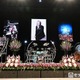 LUNA SEAドラマー真矢さん「お別れの会」に約1000人参列 祭壇には3つのドラム並ぶ 画像