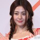 LE SSERAFIMユンジン、シャツ1枚で圧巻美脚スラリ ミラノ街中ショットに「オーラがレベチ」「女神」と話題 画像
