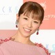 若槻千夏、沖縄での全身赤コーデ ミニスカから美脚スラリ「スタイル抜群すぎる」「等身バランスがすごい」 画像