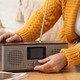 「ラジオは古い」は勘違い！再びブームになりつつあるラジオを支える「収益」って？熱狂的なファンがもたらす意外な収入源 画像