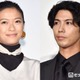 賀来賢人、妻・榮倉奈々の自宅テレビ前プラベショット公開「お互いの出演番組チェックしてるの素敵」「ラブラブ」と反響 画像