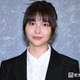 シンガー・サカグチアミ、スカートはためかせるクラシカルなモノトーン衣装 ミセス「CEREMONY」登場【Mrs. GREEN APPLE presents「CEREMONY」】 画像