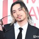 【MAJ2026】藤井 風、サングラス外し色気放出 レッドカーペット軽快に闊歩 画像