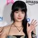 LE SSERAFIMウンチェ、変形トップス×ミニスカで大胆肌見せ「何頭身なの？」「破壊力すごい」と反響 画像