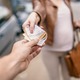 48歳女性、年下の外国人ダンサーと電撃婚！貢いだ額は「月1〜3万円」から始まって、じわじわ膨らみ150万円に！。「国際ロマンス詐欺」の巧妙な手口【行政書士が解説】 画像