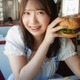 日向坂46藤嶌果歩、ウェイトレス姿でのもぐもぐカット 1st写真集先行カット第13弾解禁【果実の歩幅】 画像