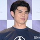 小島よしお、2歳息子抱っこした美ら海水族館ショット公開「丸いほっぺが愛おしすぎる」「大きくなったね」の声 画像