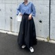 大人世代が圧倒的に使いやすい【ブルーストライプシャツ】。×黒スカートで軽やかに仕上げた爽やかリラックス【40代の毎日コーデ】 画像