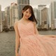 日向坂46藤嶌果歩、海上でピンクドレス着こなし微笑む 1st写真集先行カット第15弾解禁【果実の歩幅】 画像