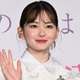 山田杏奈、膝上ワンピで美脚スラリ ドイツ街中ショットに「美しすぎて見惚れる」「まるで映画のワンシーン」と反響 画像