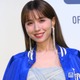 May J.、オフショルミニドレスから美スタイル披露「脚がまっすぐで綺麗」「憧れのスタイル」 画像