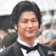 速水もこみち「いつもありがとう」妻・平山あやと肩を寄せ合う夫婦ショット公開「ずっとラブラブで素敵」「幸せオーラがすごい」と反響 画像