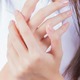 「朝、指がこわばる」どうせ更年期だろうと放置していた40代女性が「病院で告げられた診断」とは【2026年お盆スペシャル】 画像