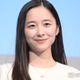 堀田真由、美肩際立つボリューム黒ドレス姿公開「華奢な肩憧れる」「上品な雰囲気で素敵」と絶賛の声 画像