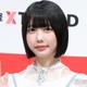 あの、胸元際立つベアトップ衣装姿に熱視線「デコルテから肩のラインが綺麗すぎる」「透き通るような美肌」 画像