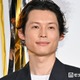 SixTONES松村北斗＆今田美桜、原作・東野圭吾さんの映画鑑賞後の言葉に感謝「最大の安心で賛辞」【白鳥とコウモリ】 画像