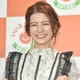 スザンヌ、美脚＆美ボディ際立つ水着姿で豪華リゾート満喫「目が釘付け」「大人の魅力が爆発してる」の声 画像