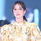 元日向坂46佐々木久美、メガネ姿で印象ガラリ ゴールド個性派ワンピでクラシカルな雰囲気【TGC2026A/W】 画像