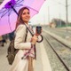 お育ちがバレる！「雨の日に」電車や公共の場でやっていたら「今すぐやめてほしい」こととは 画像