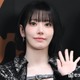 LE SSERAFIMサクラ、引き締まった二の腕＆美デコルテ際立つキャミワンピ姿公開「スタイル神」「オールブラックコーデかっこいい」と反響 画像