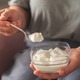 ヨーグルトだけでは足りない？腸活の新常識、専門医が注目する「ハイパー食物繊維」がすごい！「二刀流」の働きを解説 画像