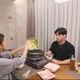板野友美、夫・高橋奎二選手＆娘との家族団らん初公開 深夜2時まで美容に取り組む姿も【エイジレスボーイズ】 画像