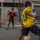 これが、サッカー王国ブラジル！素人おじさんの足技がすげぇぞ 画像